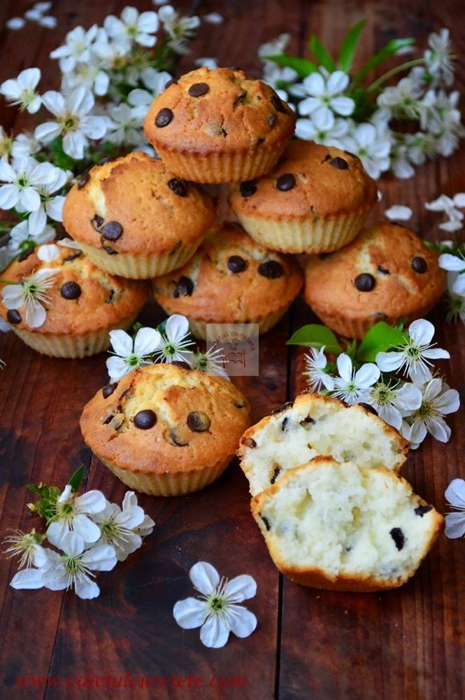 Brioșe vanilie cu picături de ciocolată proaspete și pufoase