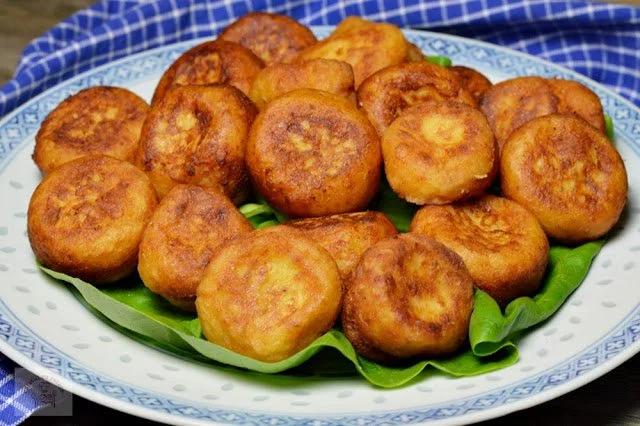 Bulete de cartofi cu cașcaval, delicioase și crocante, ideale pentru gustări