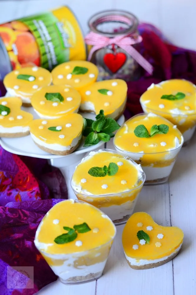 Cheesecake delicios cu piersici din compot, fără coacere, servit pe un platou