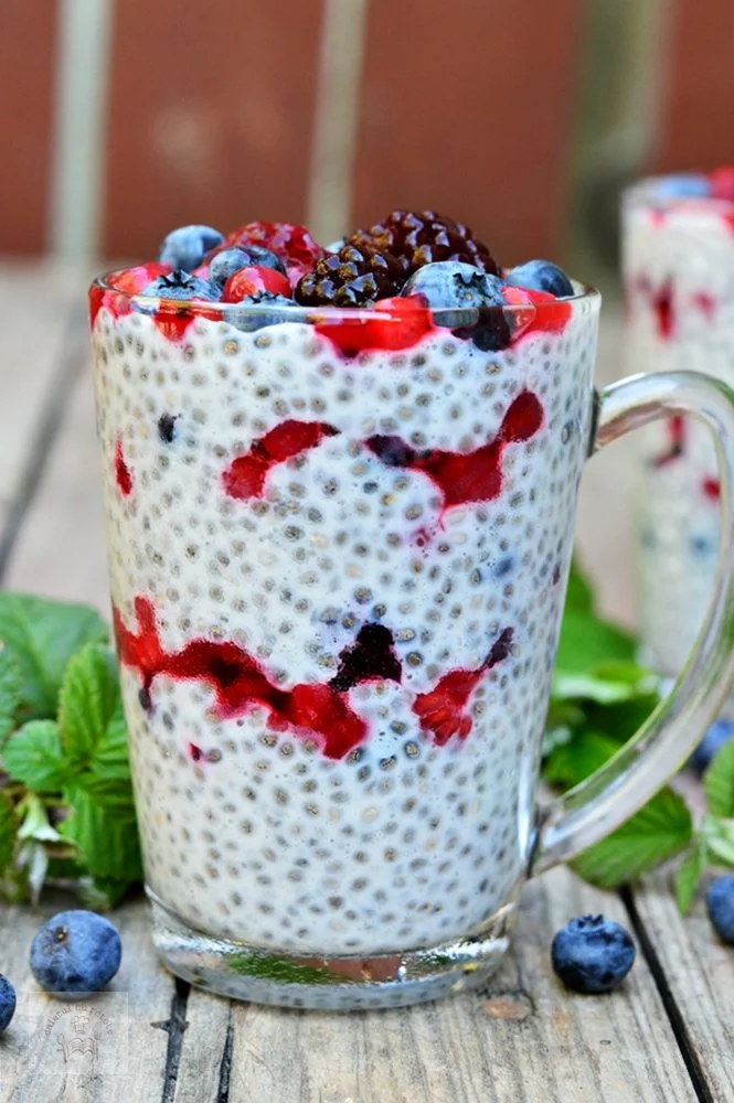 Chia pudding delicios cu fructe de pădure proaspete