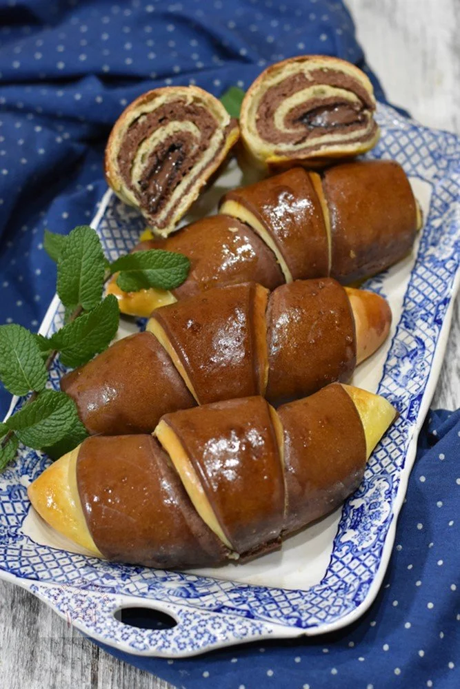 Cornuri cu Nutella proaspăt coapte, delicioase și pufoase