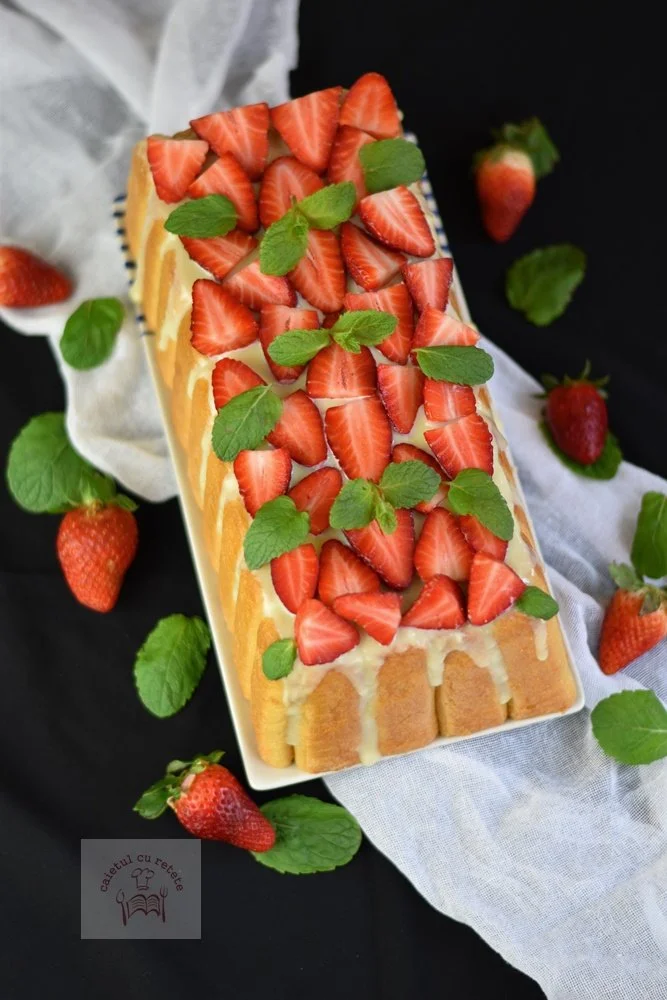 Desert cu cremă de iaurt și căpșuni, un deliciu proaspăt și răcoritor