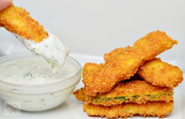 Dovlecei crocanți serviti cu sos tzatziki