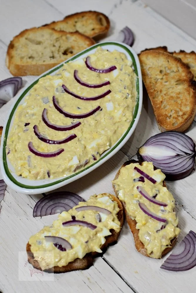 Salată de ou cu ton și ceapă roșie, o rețetă sănătoasă și delicioasă.