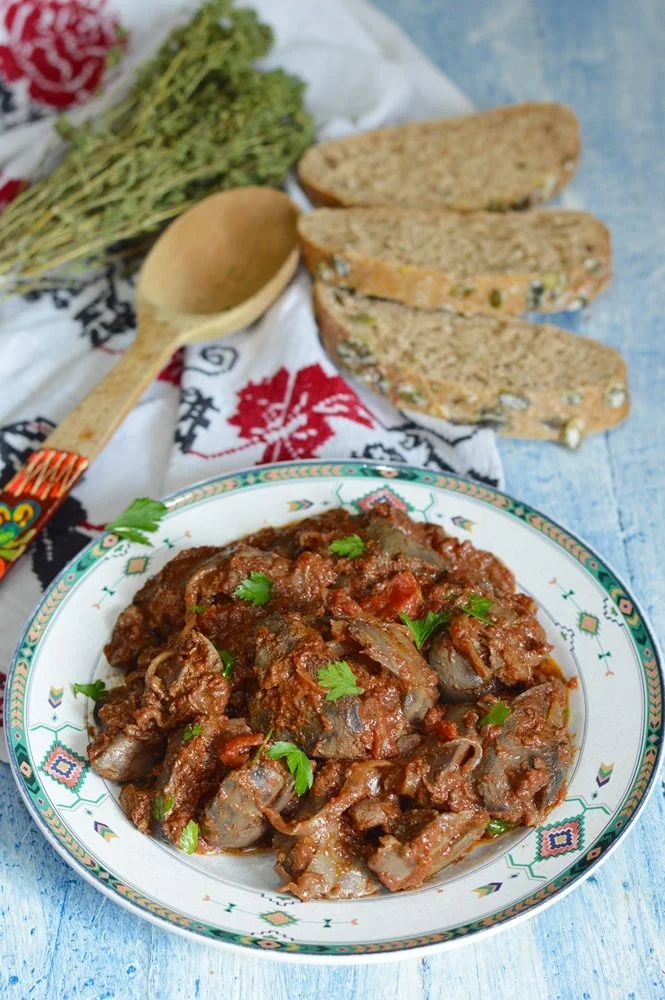 Ficatei de pui în sos delicios de ceapă servit pe farfurie