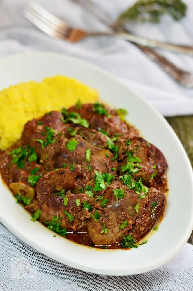 Ficatei de pui la cuptor în sos de roșii, preparat gustos și sănătos.