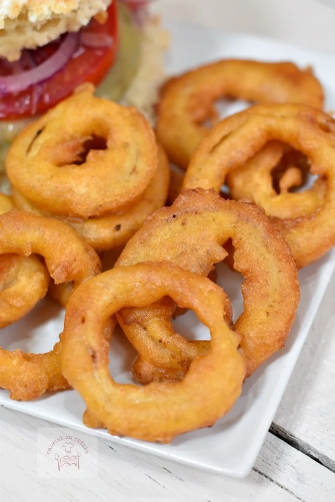 Inele de ceapă crocante, delicioase și apetisante, gata de servit.