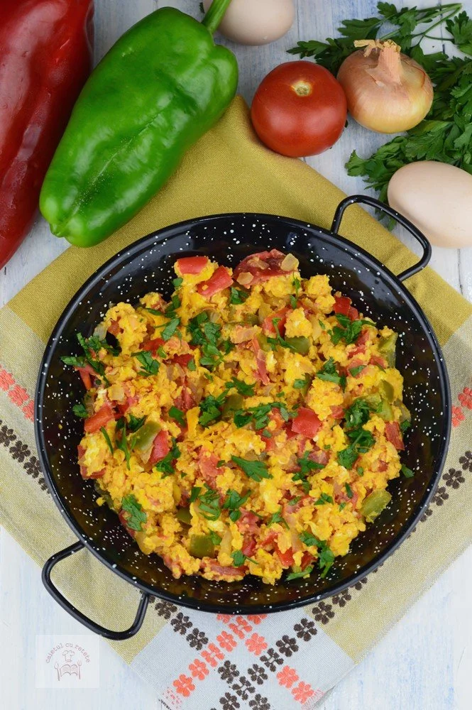 Acest menemen delicios cu ouă, roșii și ardei este perfect pentru un mic dejun gustos.