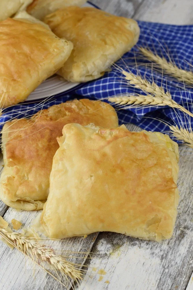 Merdenele cu brânză sărată proaspete și delicioase