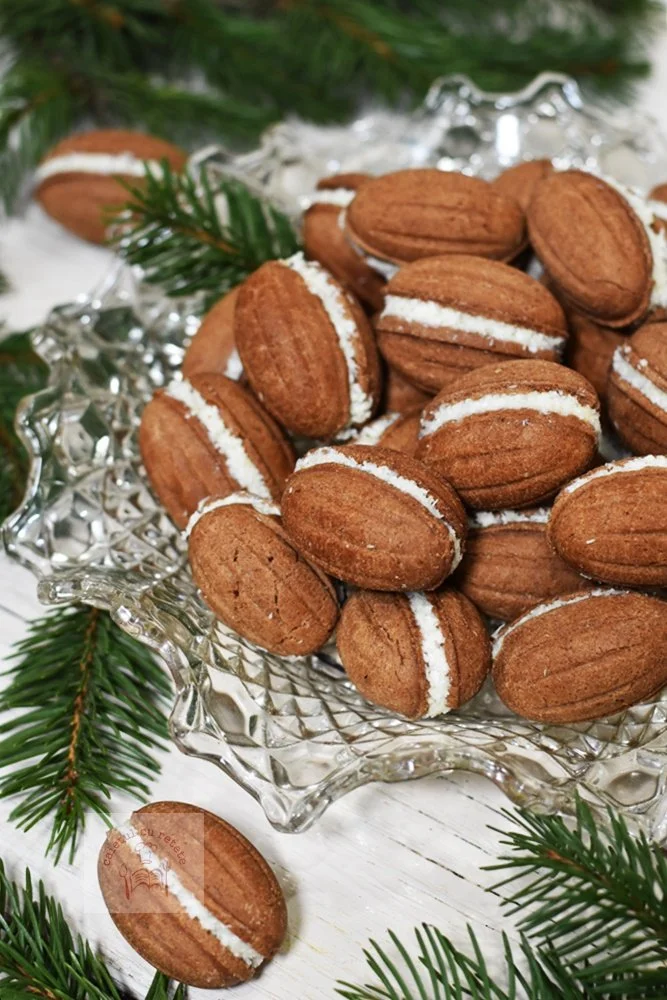 Nuci umplute cu cremă de mascarpone cu cacao și coconut