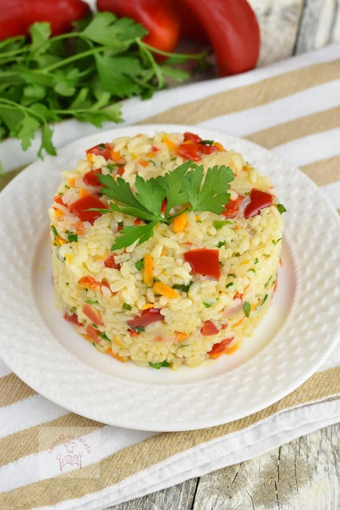 Orezul sârbeasc servit cu legume și condimente aromate