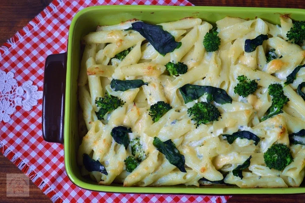 Paste cu brânzeturi, broccoli și spanac servite pe un platou