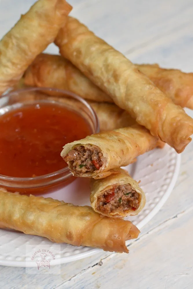 Plăcinte turcești cu carne proaspătă și aromată