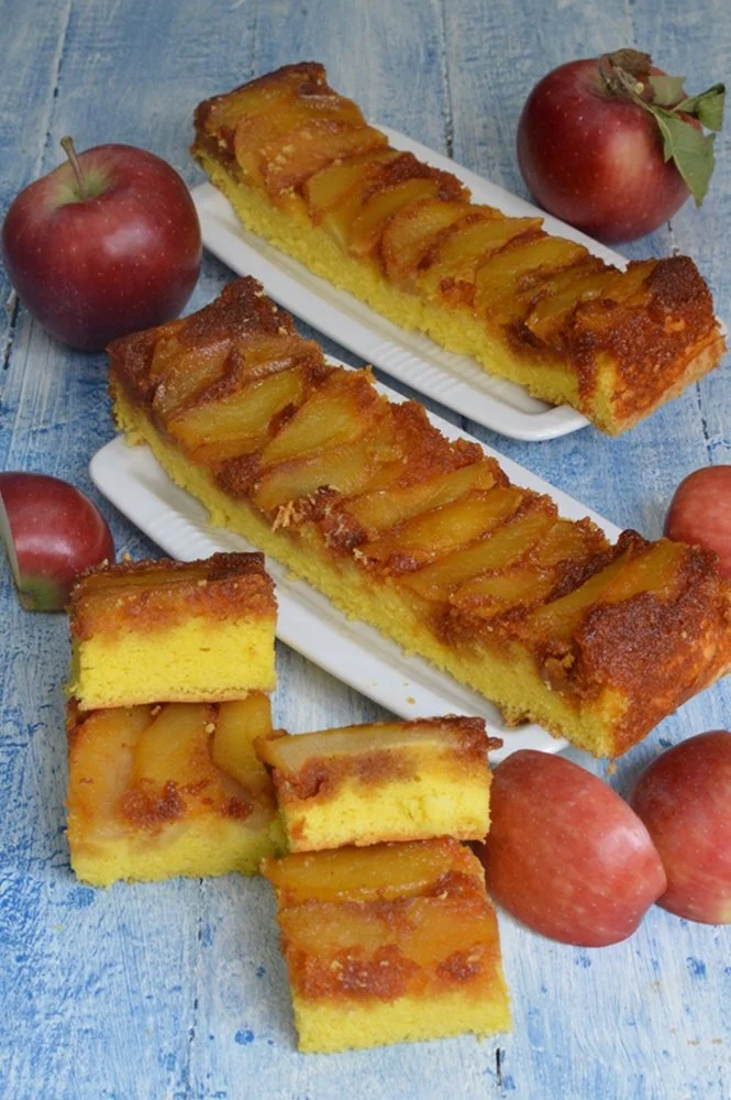 Prajitura rasturnata cu mere, delicioasa si pufoasa, servita pe o farfurie elegantă.