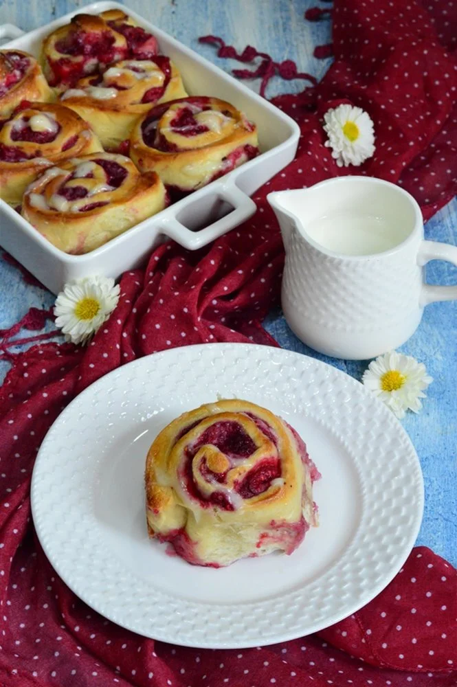 Rulouri savuroase cu zmeură proaspătă și cremă delicioasă.