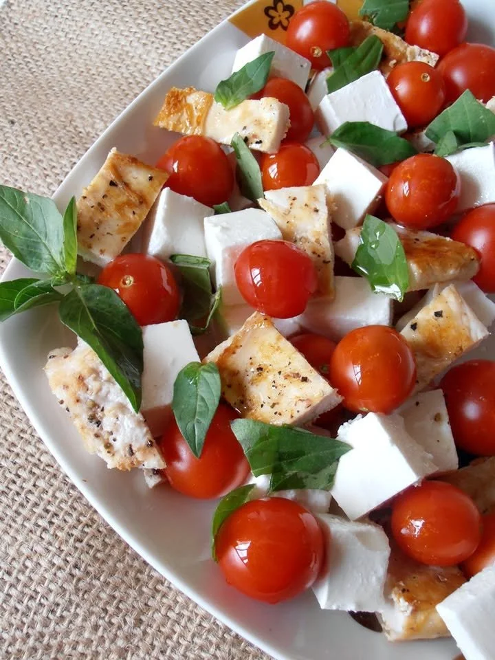 Salată cu pui și roșii cherry, un preparat sănătos și savuros