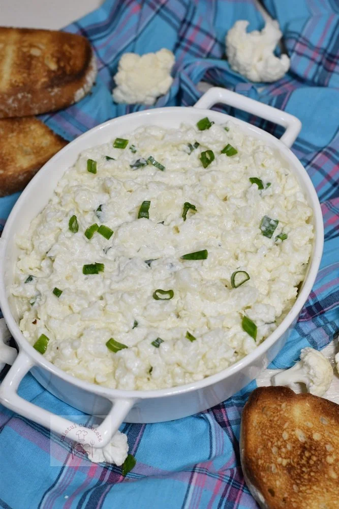 Salată de conopidă cu maioneză și usturoi proaspăt preparată.