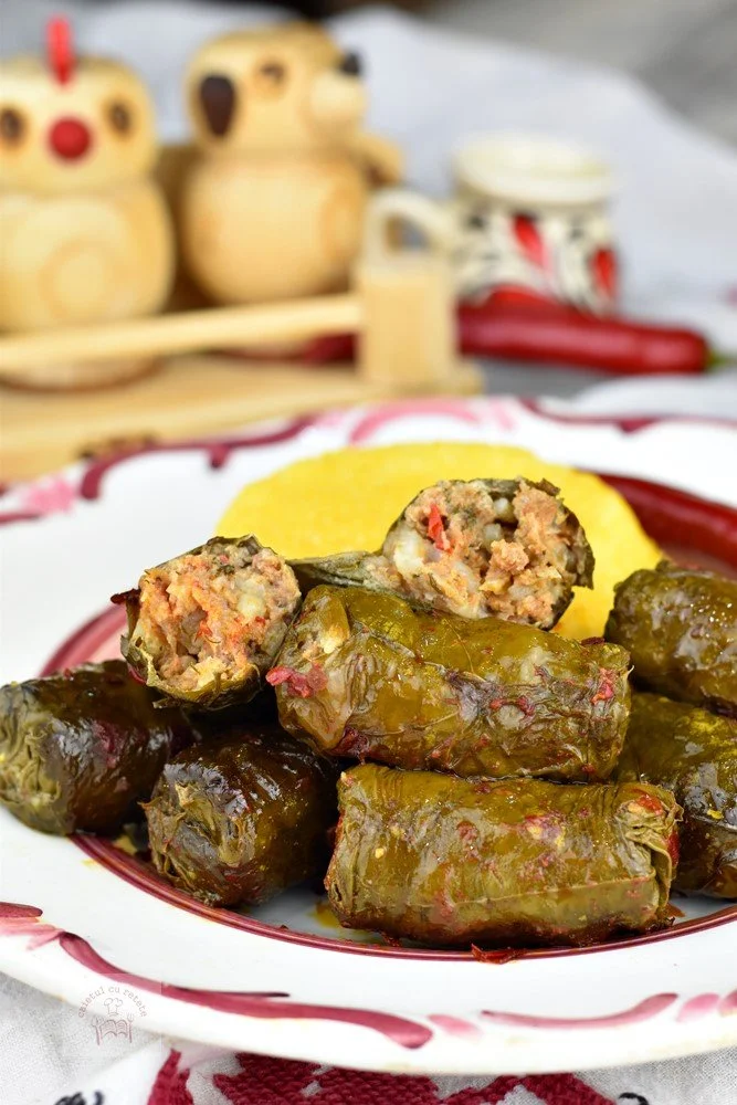 Sarmale în foi de viță la cuptor, preparat tradițional românesc