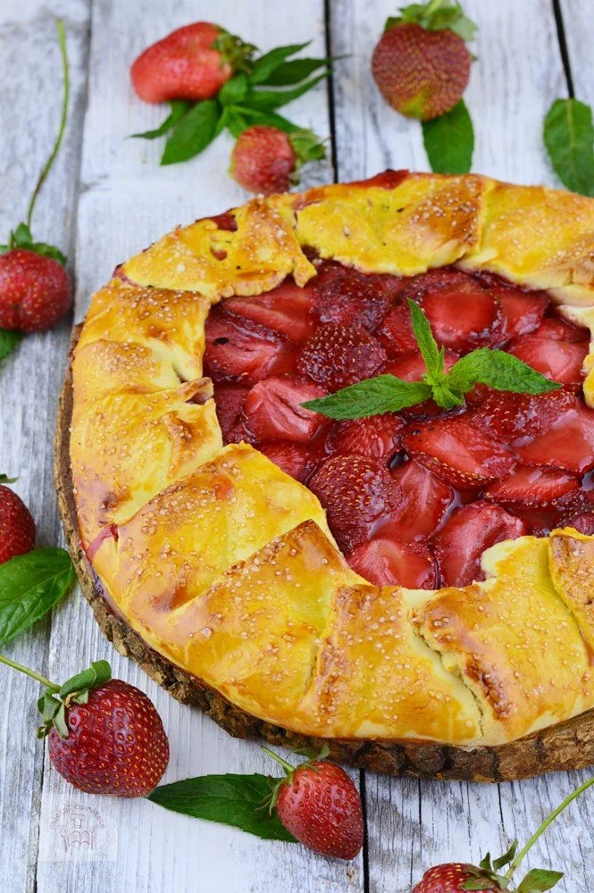 Tartă Rustic cu Căpșuni proaspete, preparată cu iubire și ingrediente naturale.