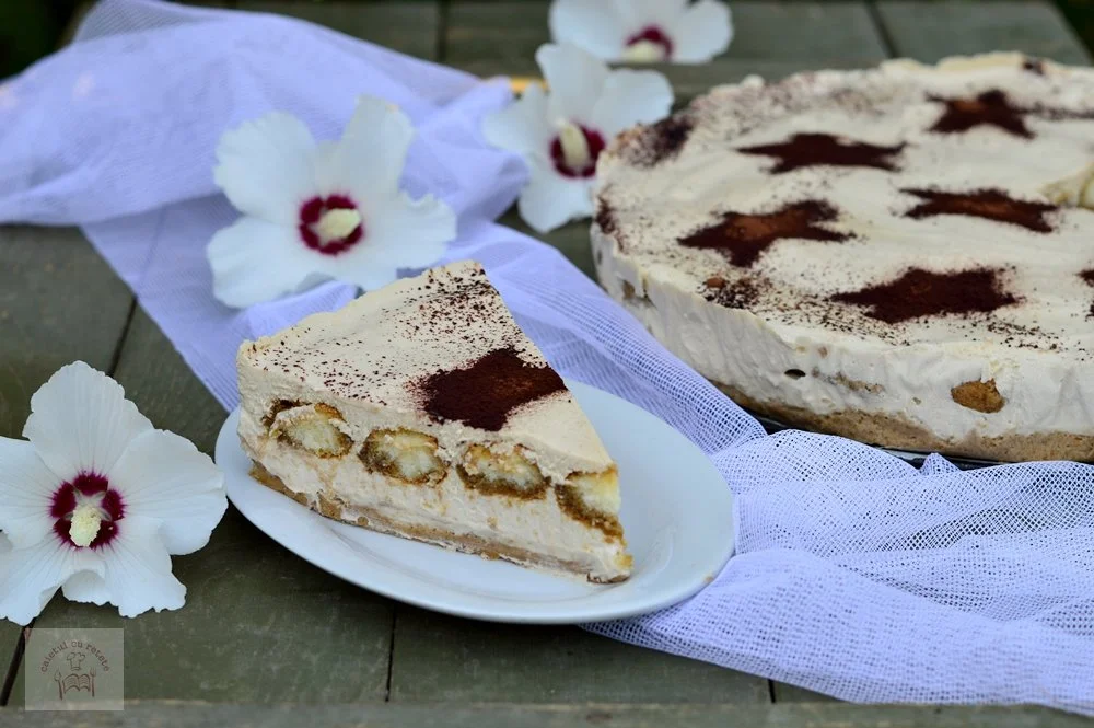 Tiramisu cu brânză de vaci, un desert delicios și cremos, servit pe un platou.
