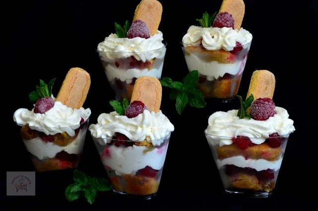 Tiramisu cu zmeură servit în pahar, un desert elegant și gustos.